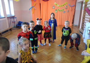 dzieci w kółeczku bawią się przy muzyce