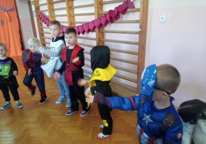 dzieci w kółeczku bawią się przy muzyce