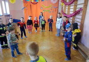 dzieci w kółeczku bawią się przy muzyce