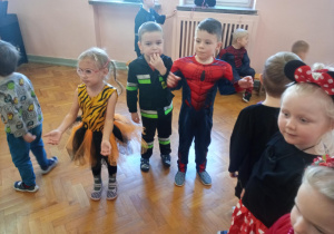 dzieci w kółeczku bawią się przy muzyce