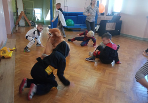 dzieci tańczą przy wesołej muzyce