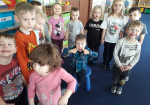 Dzieci stoją wokół jubilata.