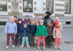 dzieci przy ławeczce Tuwima