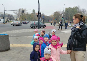 Grupa dzieci z panią na skrzyżowaniu.