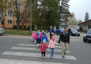 Grupa dzieci z paniamu przechodzi przez pasy.