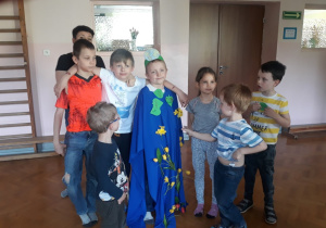 Wszyscy uczestnicy zajęcia ekologicznego na sali pozują do zdjecia.