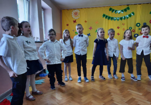 Starszaki śpiewają piosenkę.