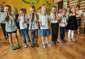 Młodsze dzieci żegnają starszaków.