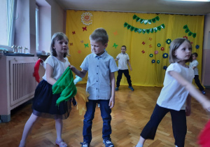 Starszaki tańczą z chusteczkami.