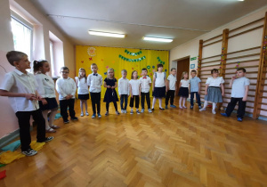 Dzieci zakończyły śpiewać piosenkę.