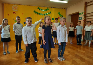 Dzieci mówią wiersz.