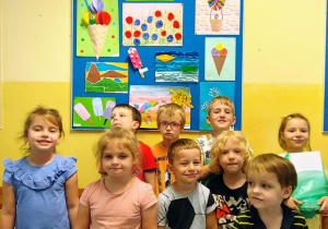 Uczestnicy konkursu pozują do zdjęcia.