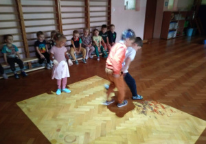 dzieci bawią się na interaktywnej podłodze