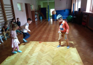 dzieci bawią się na interaktywnej podłodze