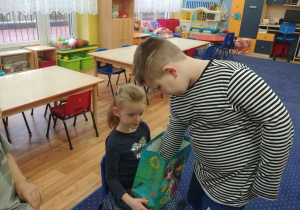 Dziewczynka częstuje cukierkami.