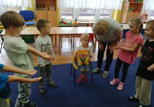 Dzieci składają życzenia.