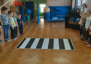 Dzieci stoją przed pasami.