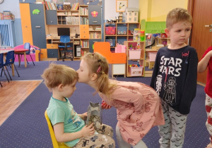 Dzieci stoją w rządku i składają życzenia Nikodemowi.