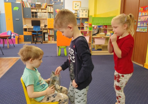 Dzieci stoją w rządku i składają życzenia Nikodemowi.