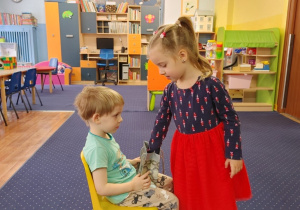 Dzieci stoją w rządku i składają życzenia Nikodemowi.