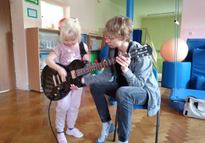 dziewczynka gra na gitarze