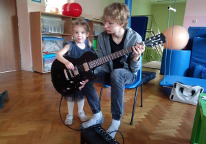 dziewczynka gra na gitarze