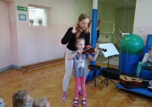dziewczynka gra na skrzypcach.