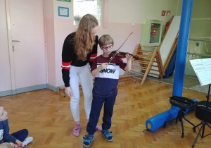 Chłopiec gra na skrzypcach.
