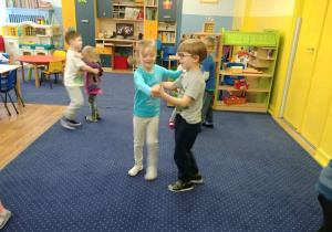 dzieci w parach tańczą walca.