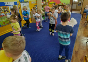 Dzieci tańczą wraz ze swoimi misiami.