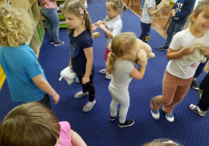 Dzieci tańczą wraz ze swoimi misiami.