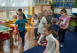 Dzieci bawią się przy muzyce.