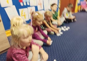 dzieci układają na podłodze piramidę zdrowego żywienia