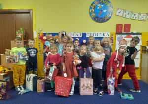Wspólne zdjęcie dzieci wraz z ich prezentami.
