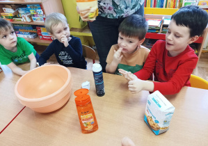 dzieci wykonują masy sensoryczne z mąki i oleju