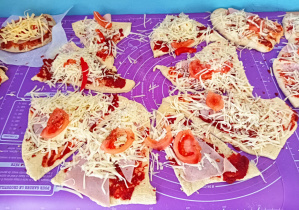 na zdjęciu widać trójkątne kawałki pizzy zrobionej przez dzieci
