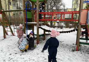 Dzieci bawią się na placu zabaw.