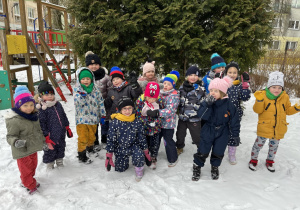 Wspólne zdjęcie wszystkich dzieci przed powrotem do przedszkola.