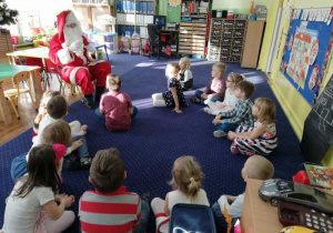 Święty Mikołaj rozmawia z dziećmi z grupy IV.