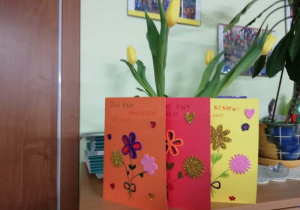 Laurki i kwiaty, które przyniosły dzieci do p[rzedszkola w Dniu Edukacji Narodowej.