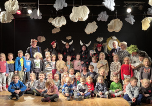 Wspólne zdjęcie na scenie dzieci wraz z aktorami.