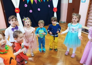 dzieci w przebraniach tańczą przy muzyce
