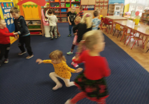 dzieci w parach tańczą w sali