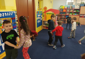 dzieci w parach tańczą w sali
