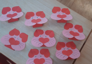Praca plastyczne "Walentynkowe koty".