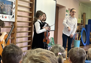 Uczennice szkoły muzycznej opowiadają o skrzypcach.