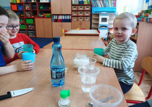 dzieci wykonują eksperymenty z wodą