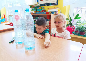 dzieci wykonują eksperymenty z wodą
