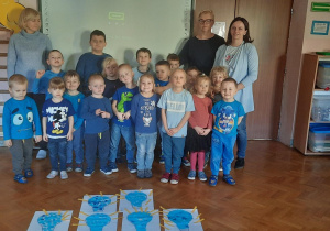 grupa dzieci z nauczycielkami ubrana na niebiesko na sali gimnastycznej