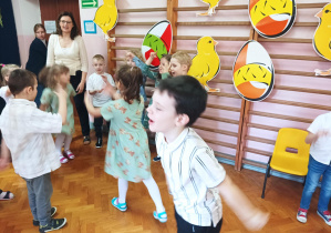 dzieci tańczą na sali gimnastycznej